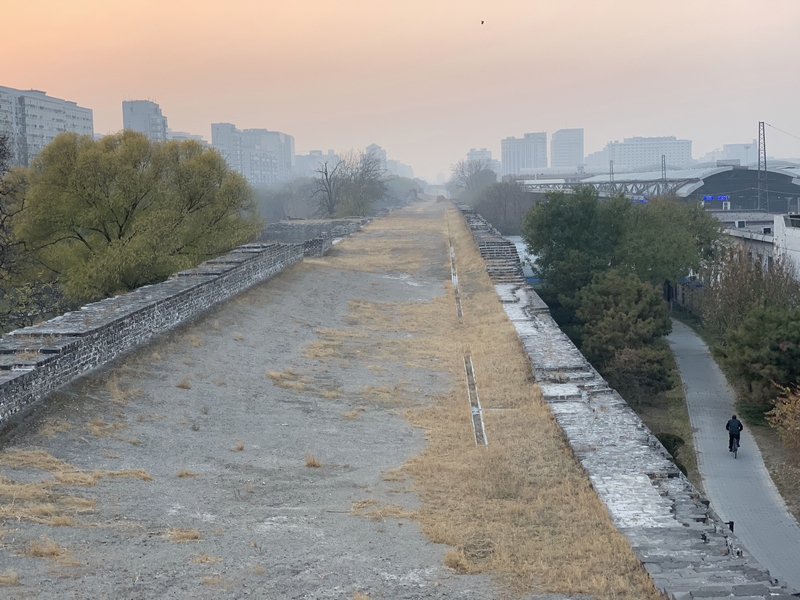 北京_北京駅裏手の城壁a.jpg