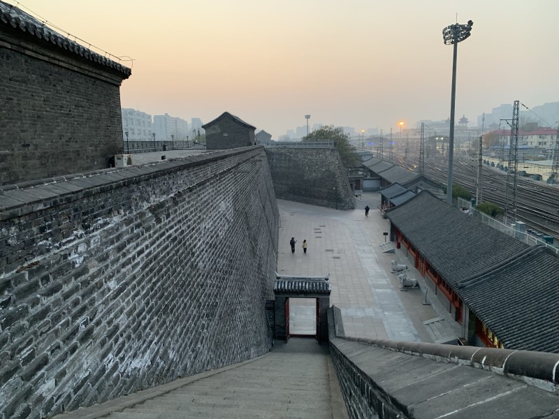 北京_北京駅裏手の城壁b.jpg