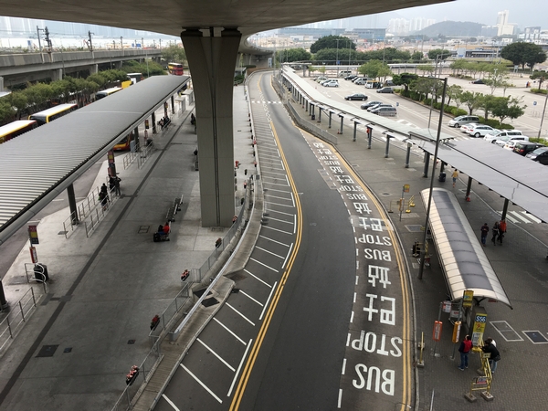 香港空港S1バス乗り場.jpg