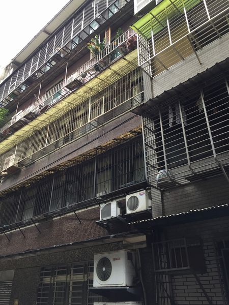 台北の住宅の格子.jpg