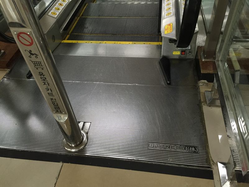 現代のエスカレータ金浦.jpg