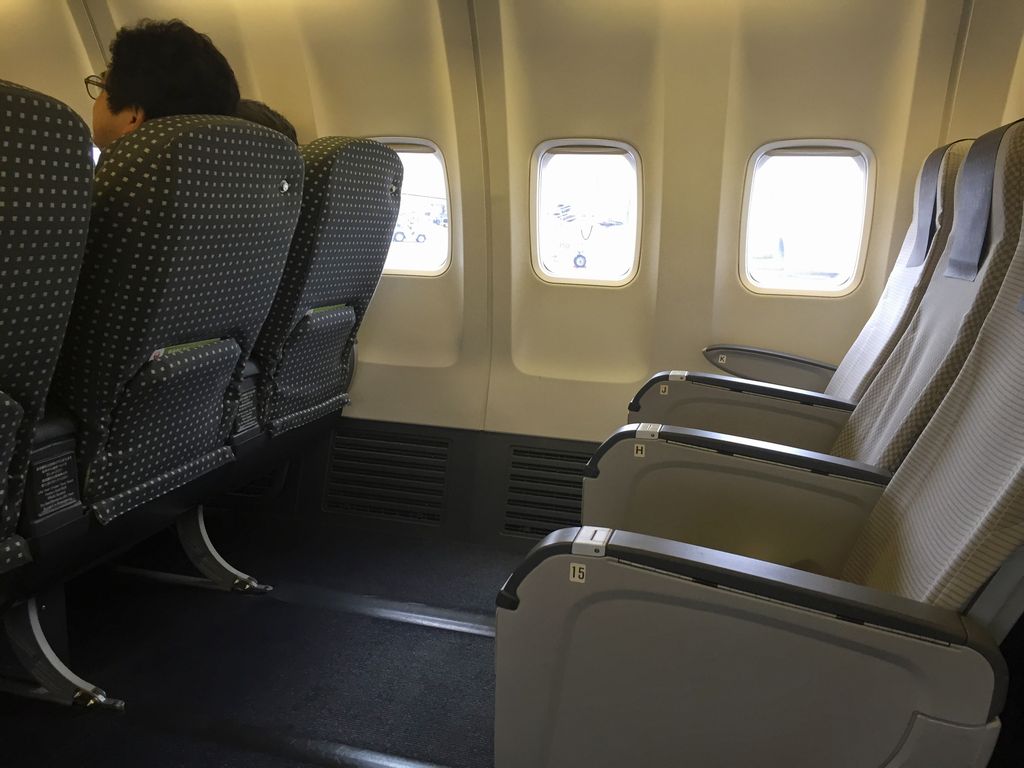 JAL_domestic_737-800_row15_2014Oct2.JPG