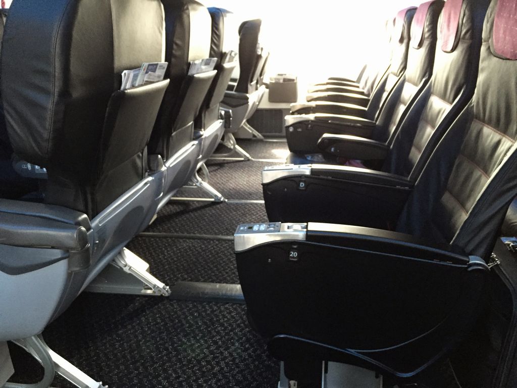 JAL_domestic_777-200_row20_2014Oct16.JPG