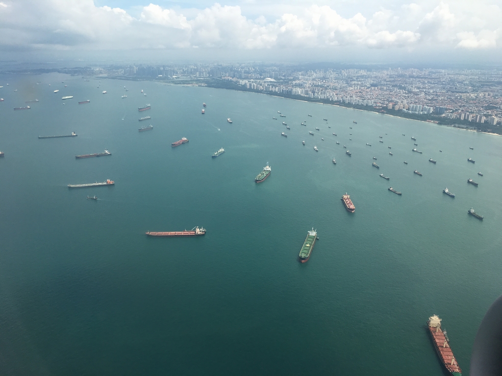 シンガポール貨物船群.jpg